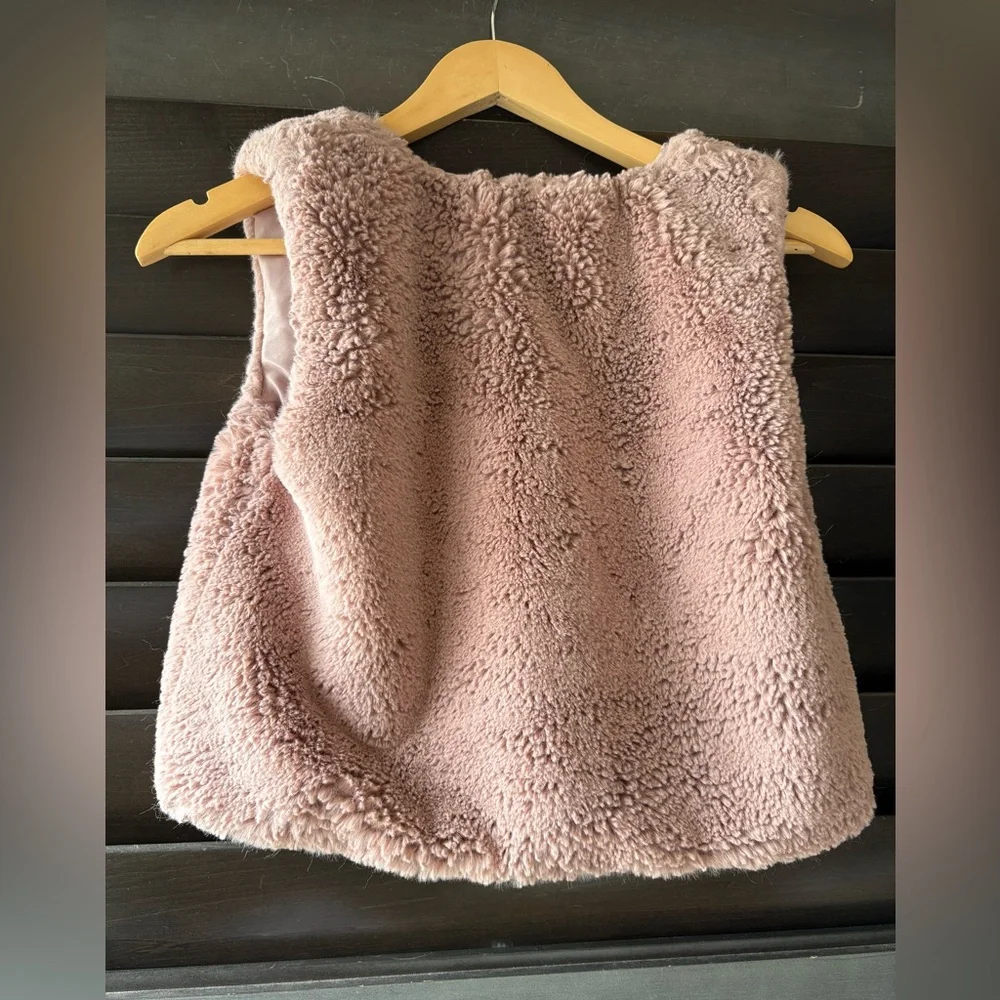 H&M Kids Girls Size 8/10 Pink Faux Fur Vest button closure